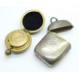 A Victorian silver vesta case, London 1885, and a brass sovereign case lacking loop, (vesta hinge