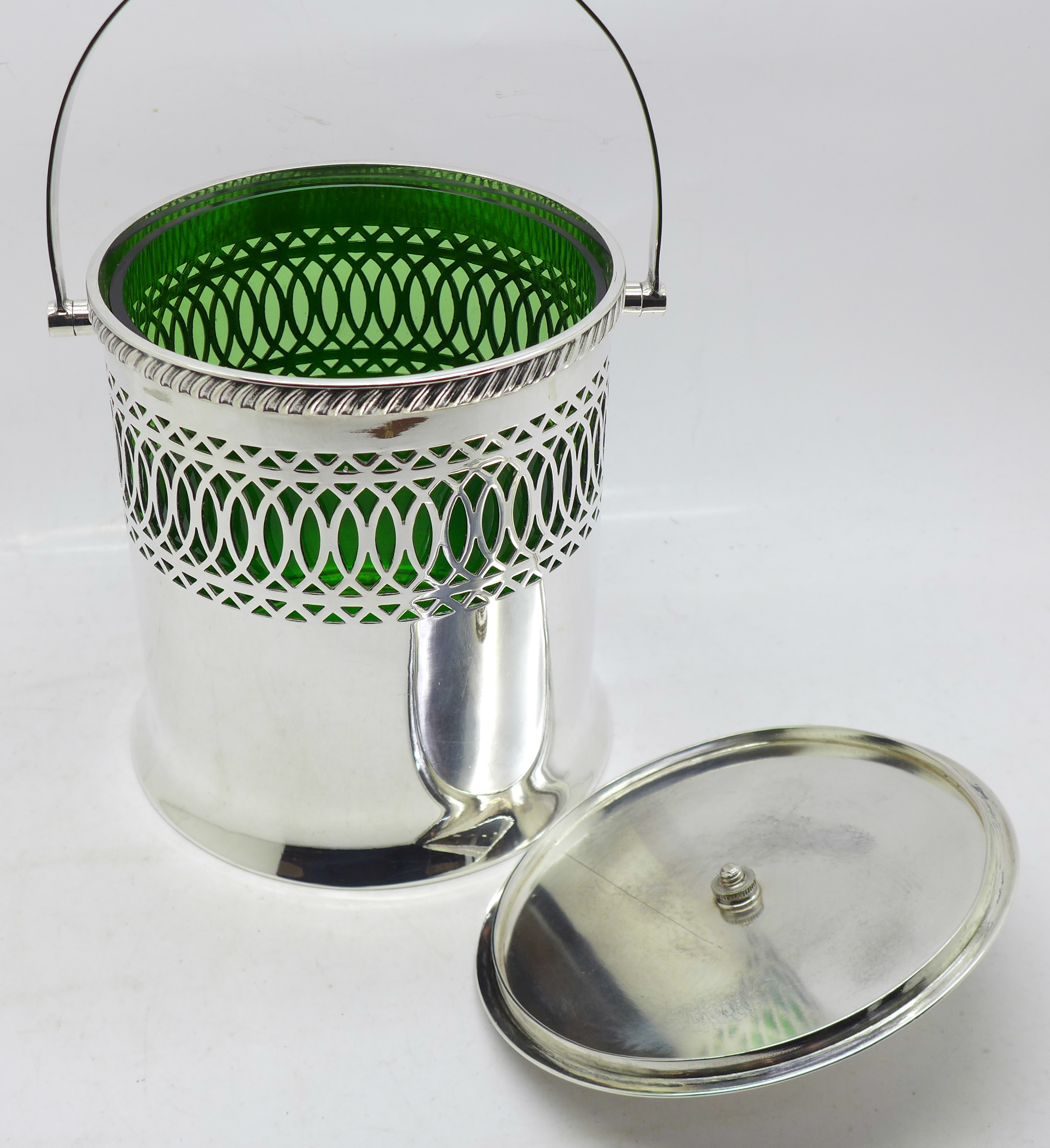 A Mappin & Webb silver plated ice bucket with green glass liner, 13cm - Image 4 of 9