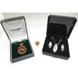 Silver set jewellery, ring size L