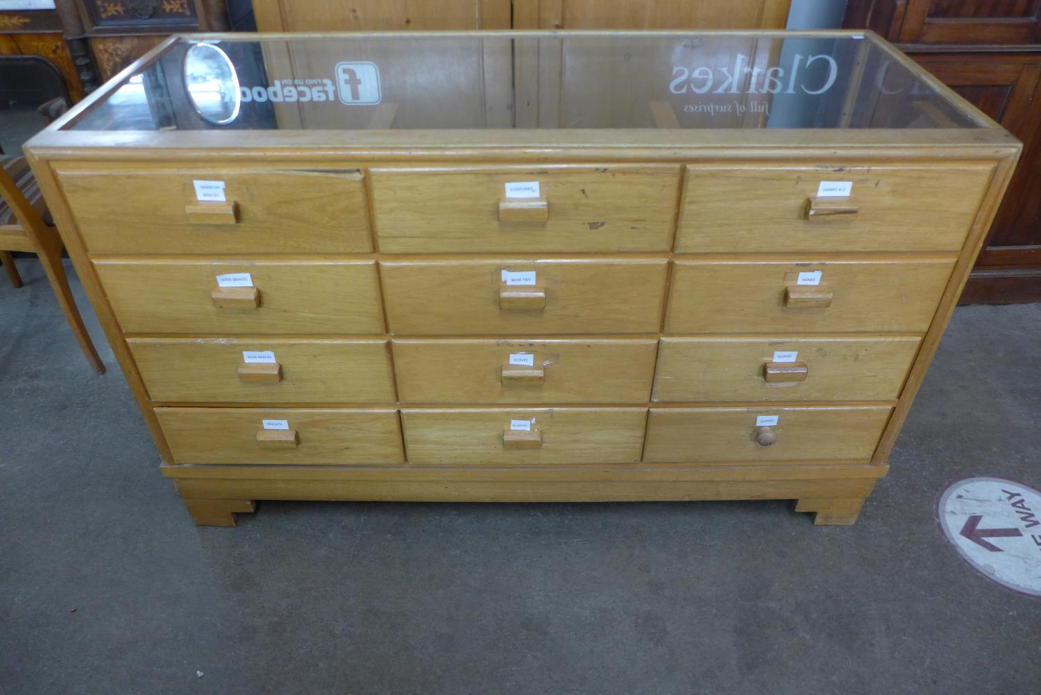 An oak nine drawer shop cabinet - Image 2 of 2