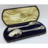A silver Queen's pattern christening set, cased, 124g