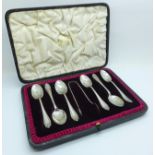 A cased set of six silver spoons with bows, Sheffield 1929, 95g