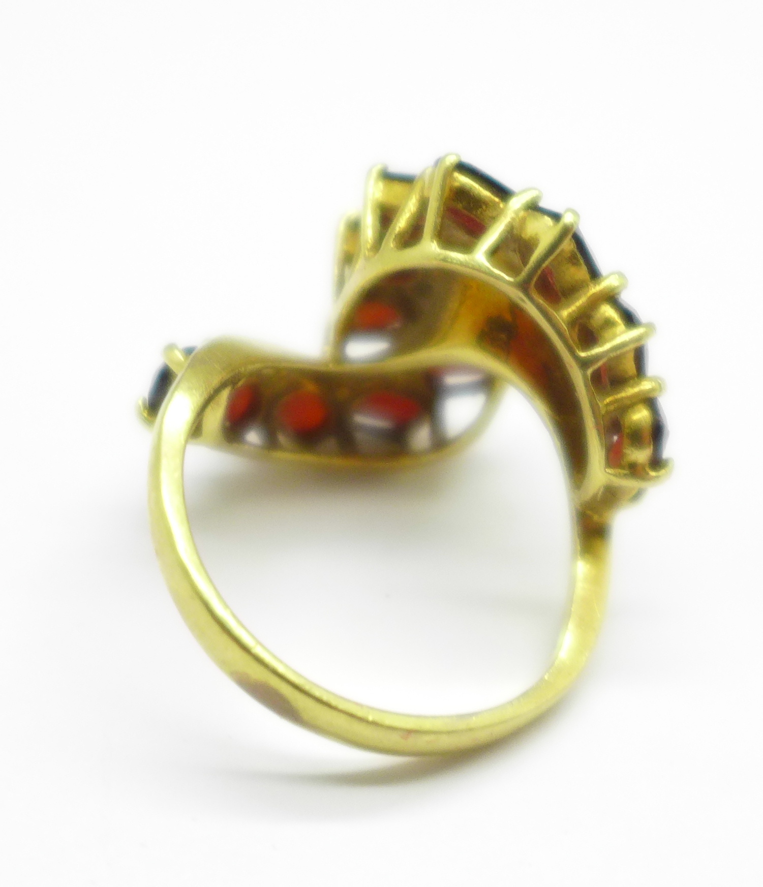 An 18ct gold and garnet cluster ring, 6.2g, L - Image 2 of 3