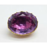 A yellow metal set amethyst brooch, 19mm x 23mm, 7.5g