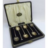 A cased set of six silver coffee spoons, 42g