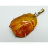 A 9ct gold, amber and diamond pendant, 15mm x 19mm