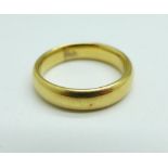 A yellow metal wedding band, 5.6g, L