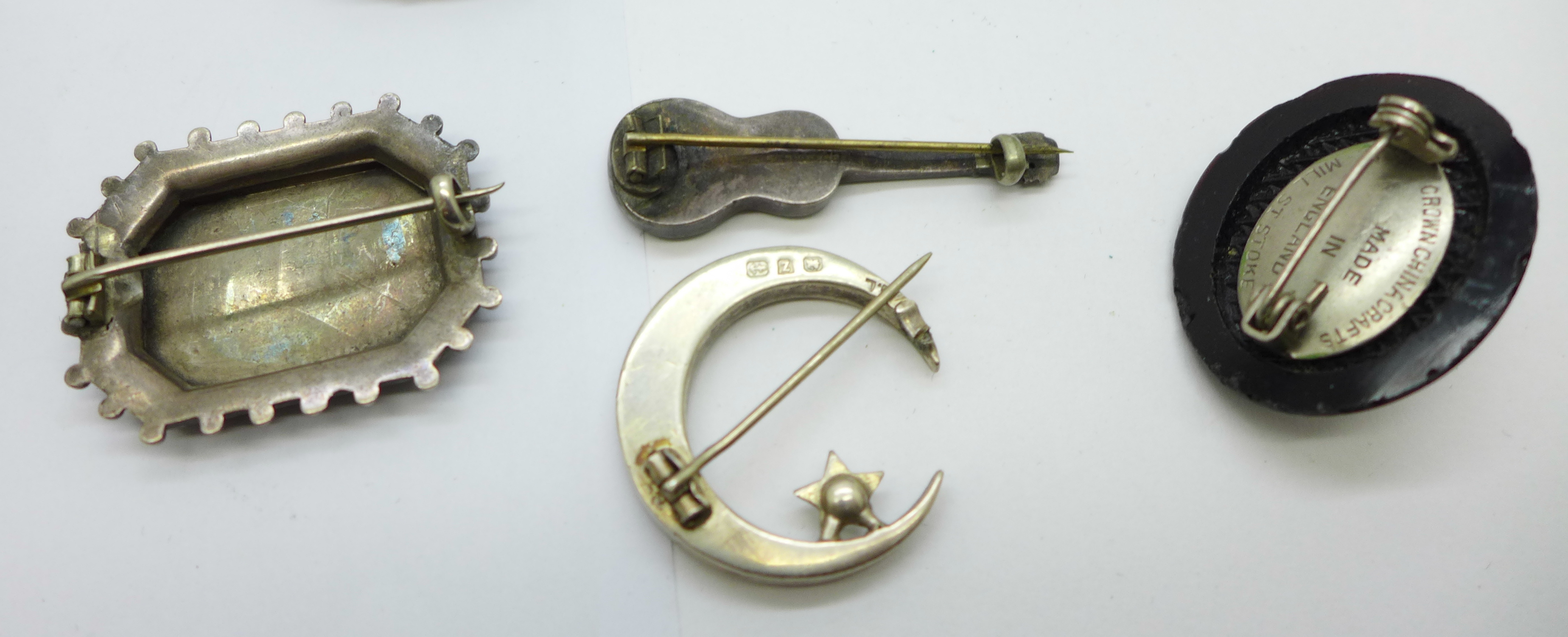 Two hallmarked Victorian silver brooches, crescent moon, lacking hook and stone, and guitar, an - Image 5 of 8