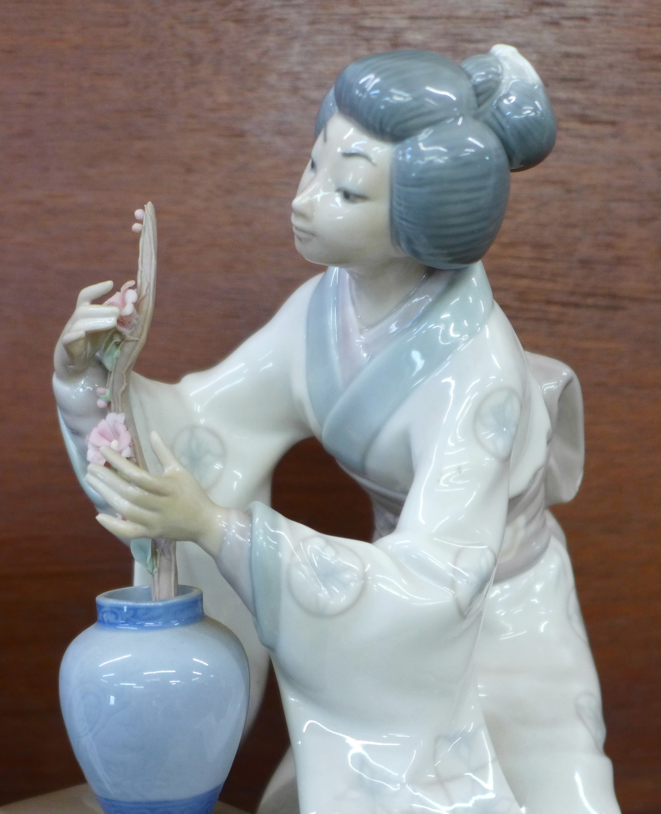 Two Lladro figures, Japonsa Decorando no. 4840 and Ceremonial del Te no. 5122, designer Vincente - Image 4 of 4