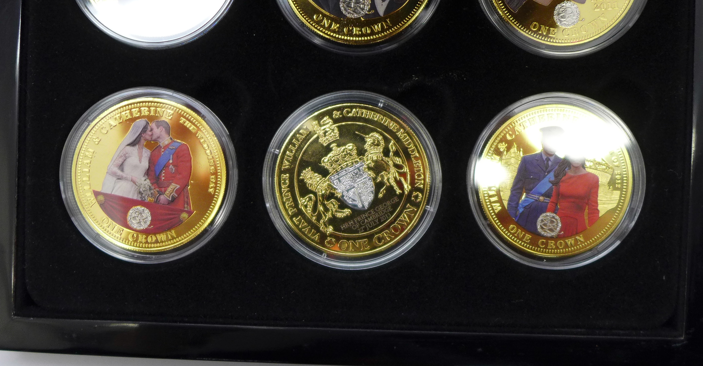 A set of The Golden Moments of Prince William and Catherine, six gold layered proof crowns - Bild 3 aus 3