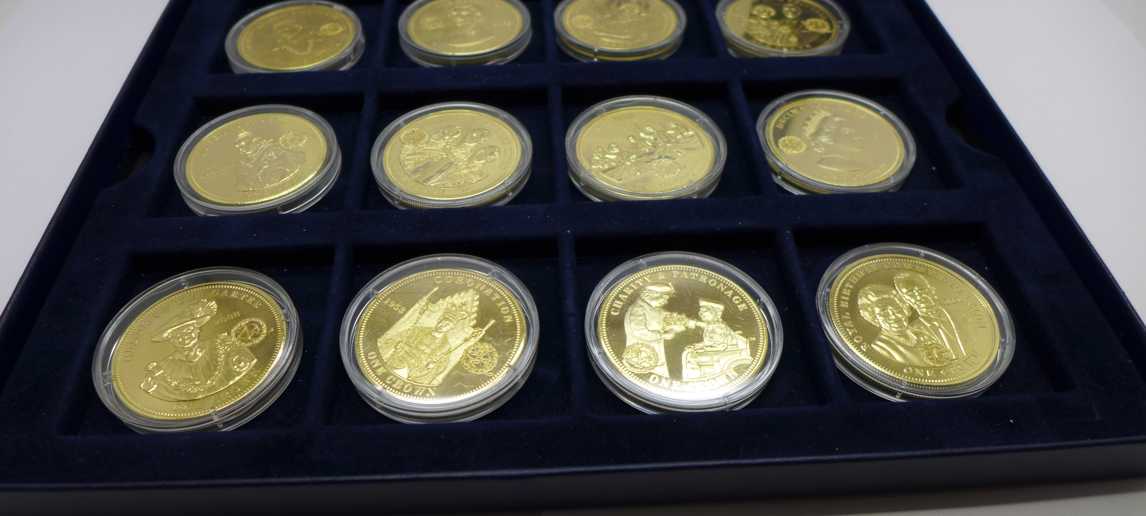 A set of twelve Queen Elizabeth II commemorative coins - Bild 2 aus 3