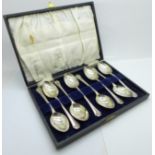 A cased set of eight silver spoons, 136g