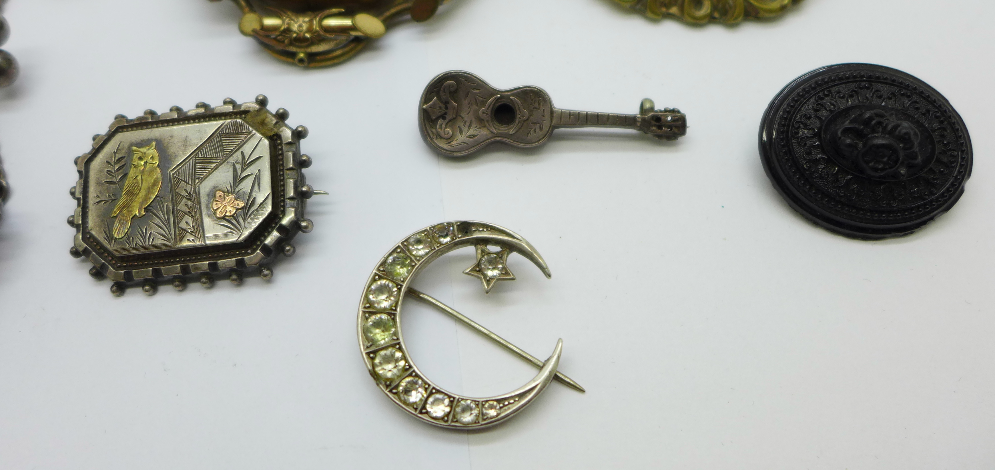 Two hallmarked Victorian silver brooches, crescent moon, lacking hook and stone, and guitar, an - Image 4 of 8