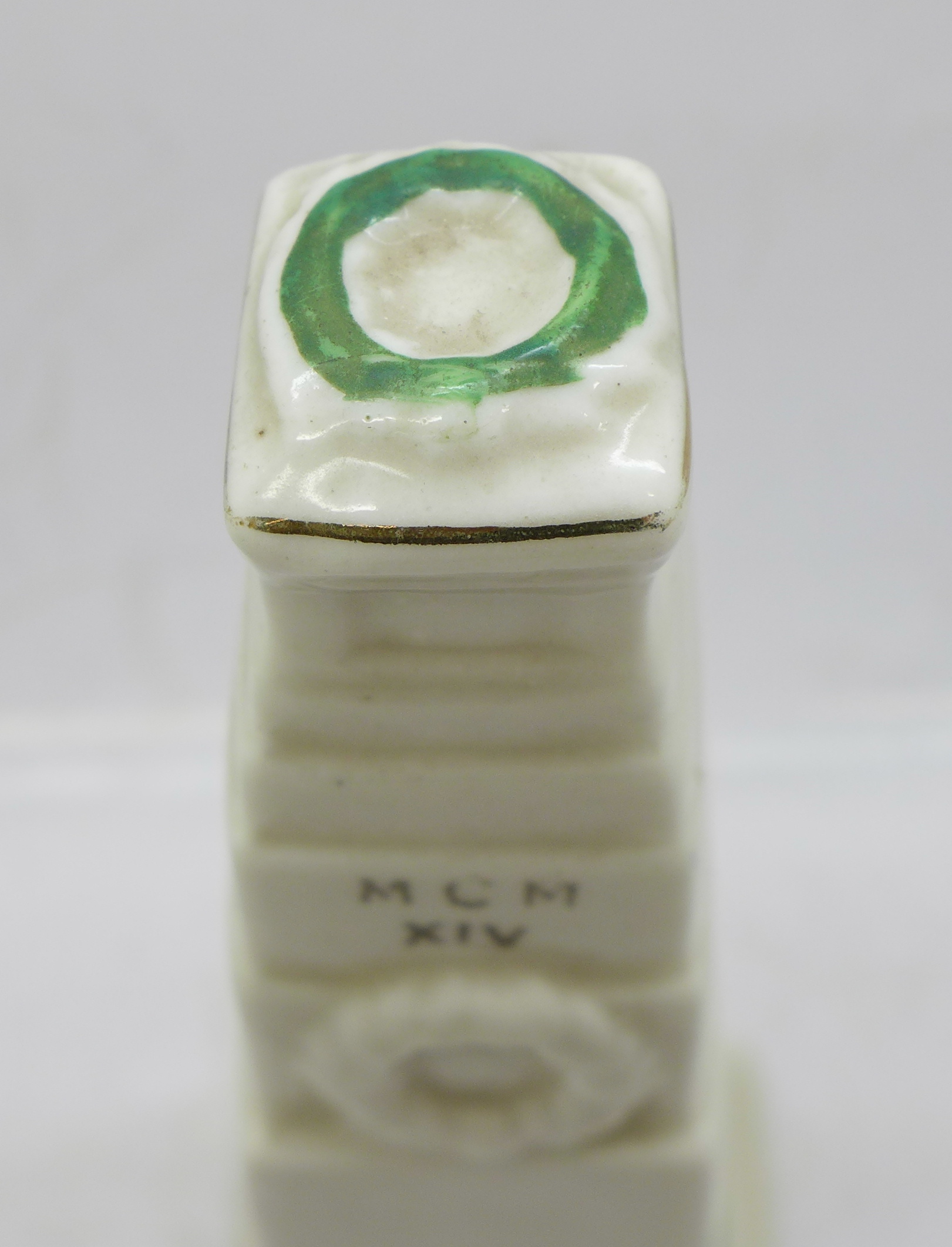 A crested ware London Cenotaph, 15cm - Image 4 of 5