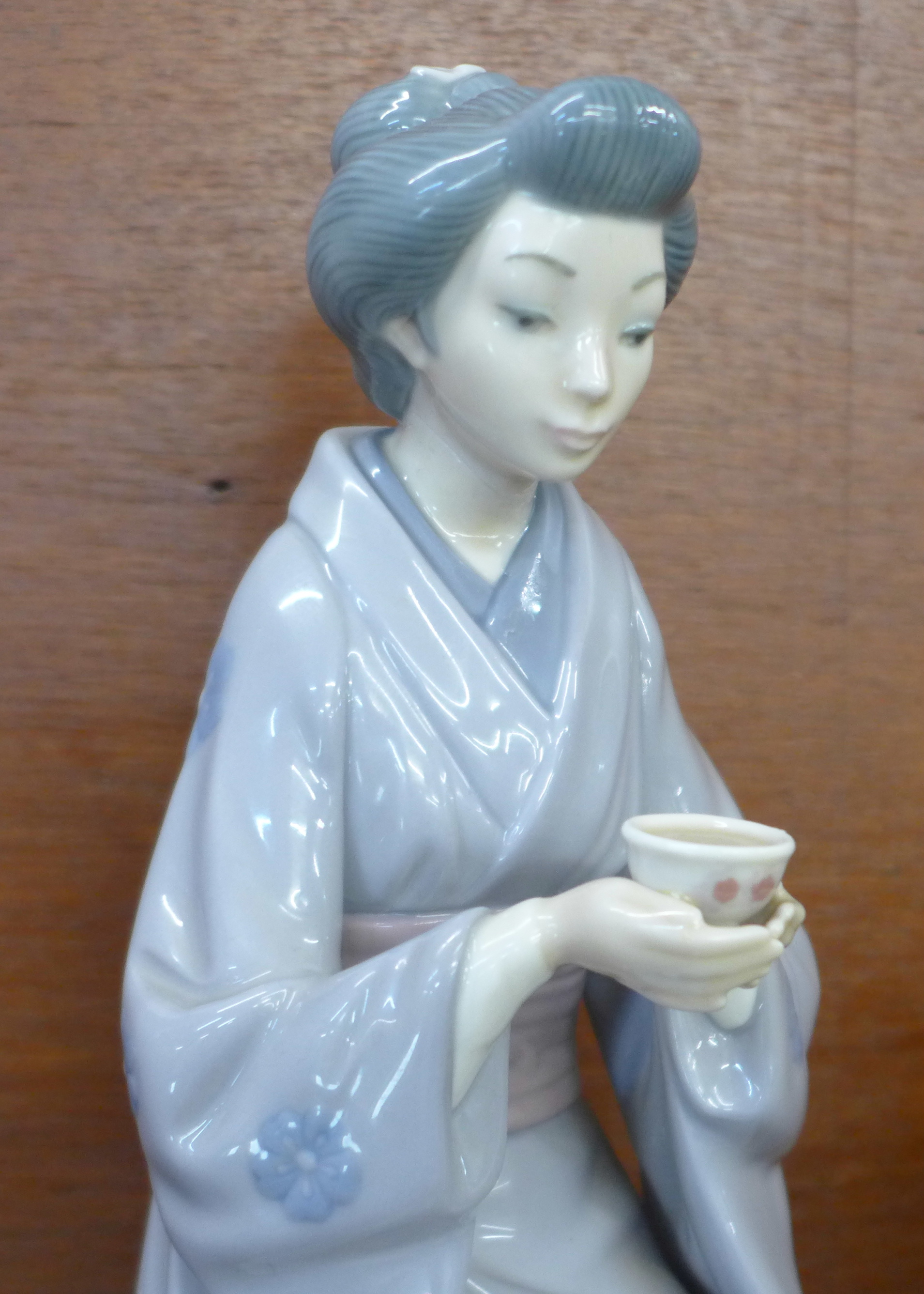 Two Lladro figures, Japonsa Decorando no. 4840 and Ceremonial del Te no. 5122, designer Vincente - Image 3 of 4