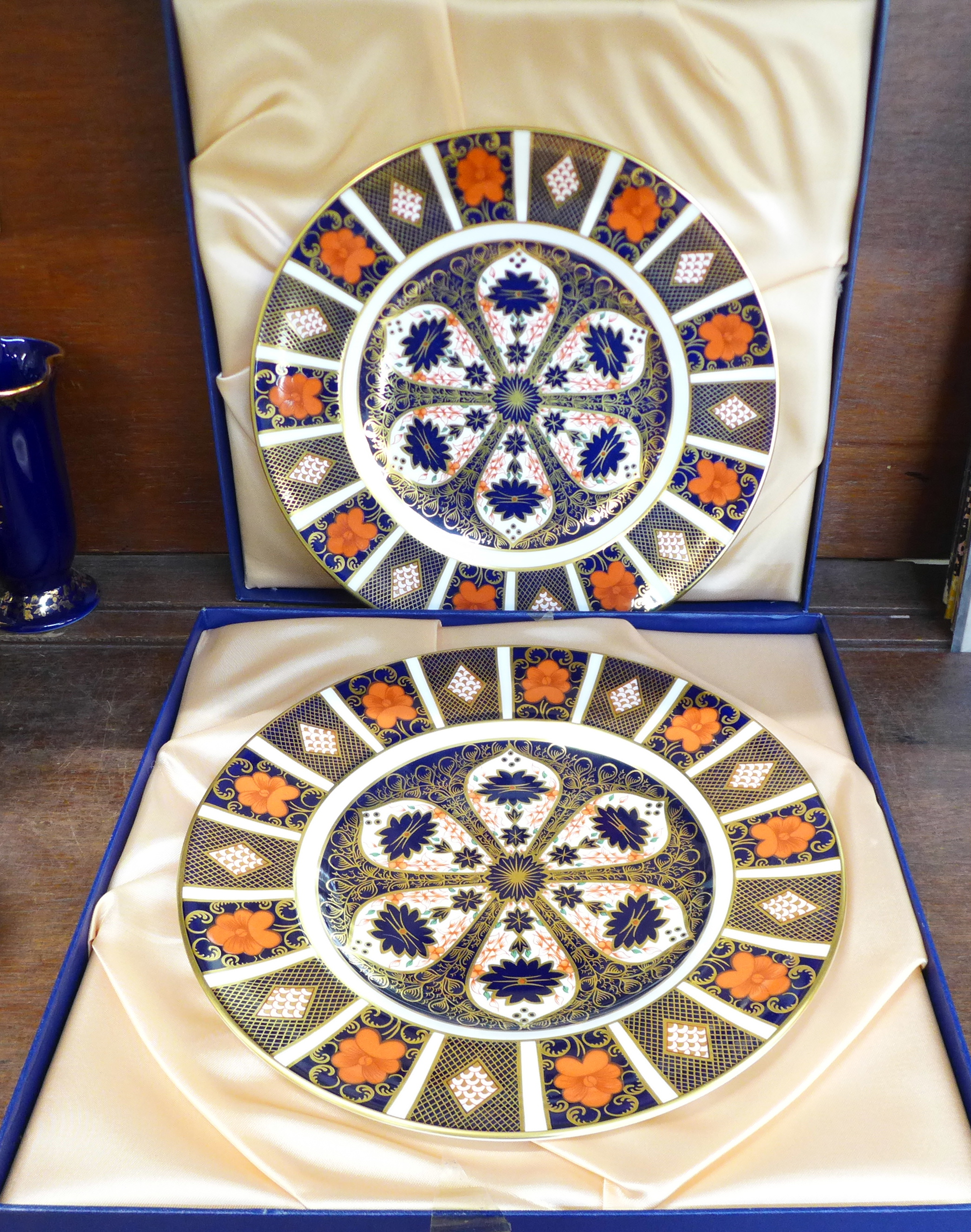 A pair of Royal Crown Derby 1128 pattern dinner plates, boxed