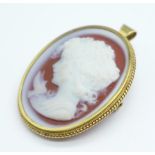A 9ct gold mounted hardstone cameo brooch/pendant