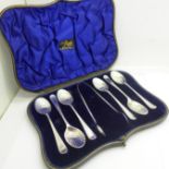 A cased set of six silver teaspoons with sugar bows, 96g