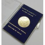 A Queen Elizabeth II Silver Jubilee Commemorative Medal in 9ct gold, 3.1g, 25mm