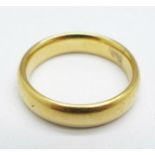 A yellow metal wedding band, 5.6g, L