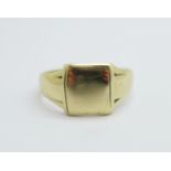 A 9ct gold signet ring, 4.1g, T