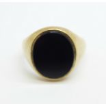 A 9ct gold signet ring, 4.6g, Q