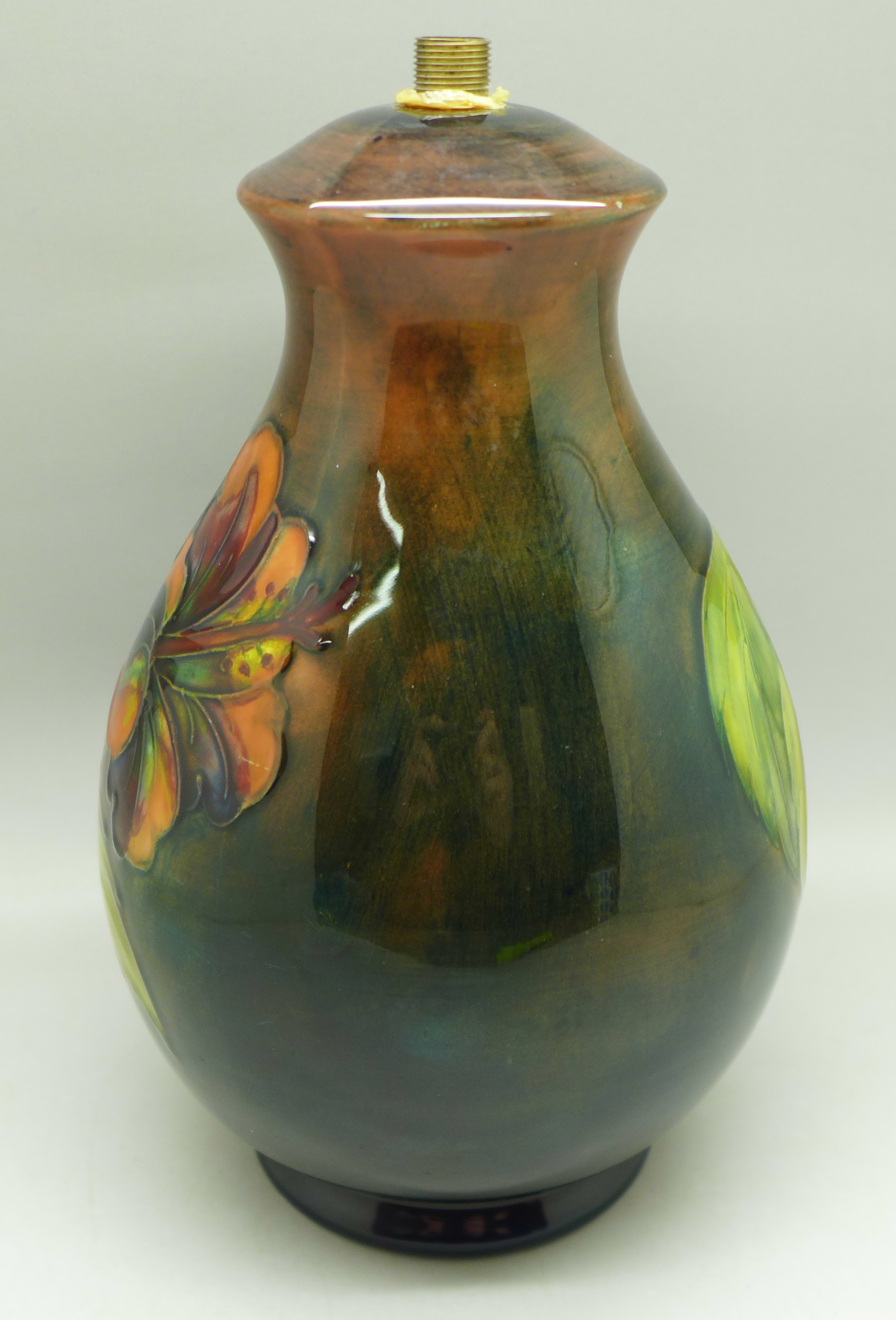 A Moorcroft hibiscus table lamp base, 19.5cm - Image 4 of 7
