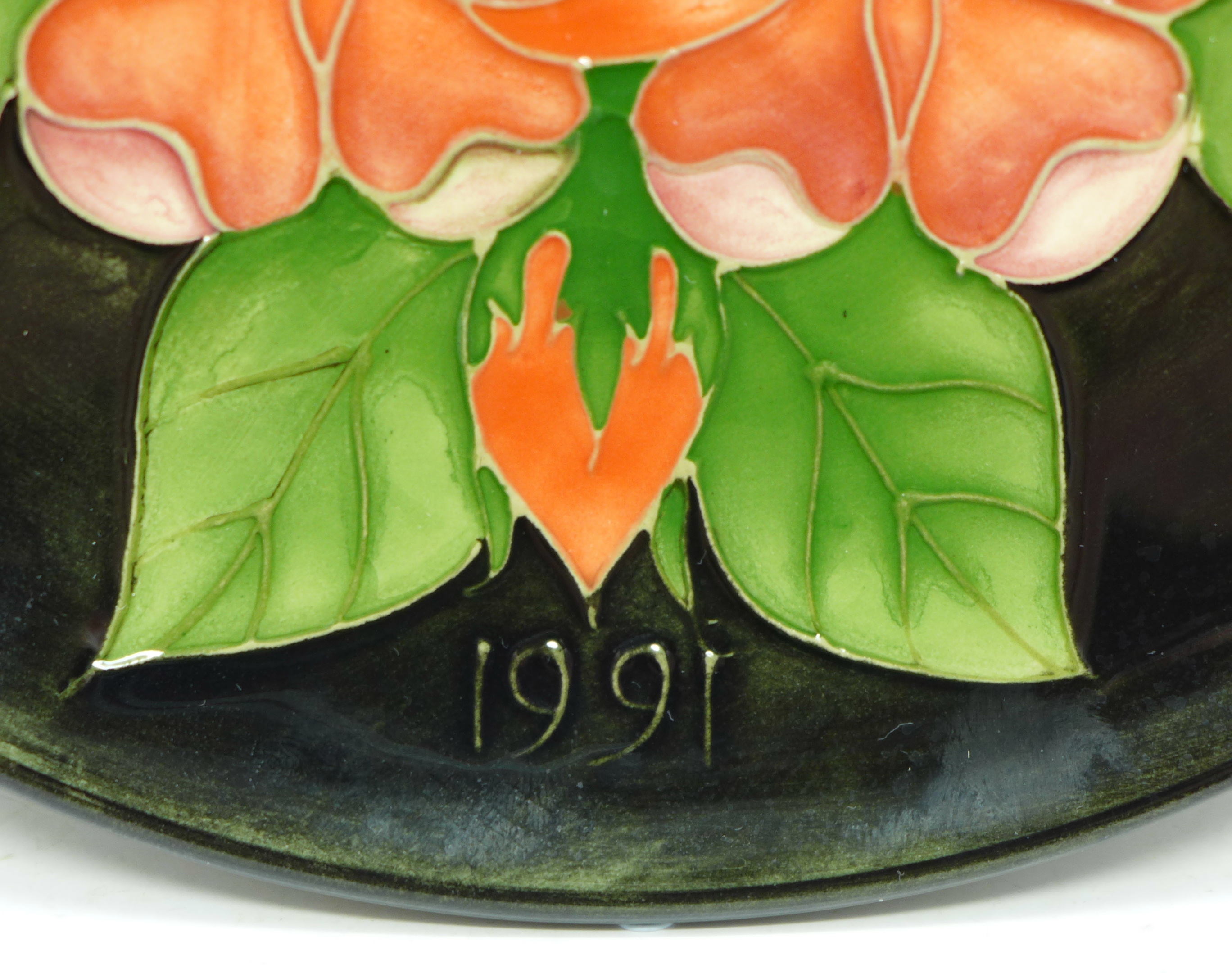 A Moorcroft Limited Edition Year Plate, 1991, 133/250, boxed, 21.5cm - Image 3 of 6