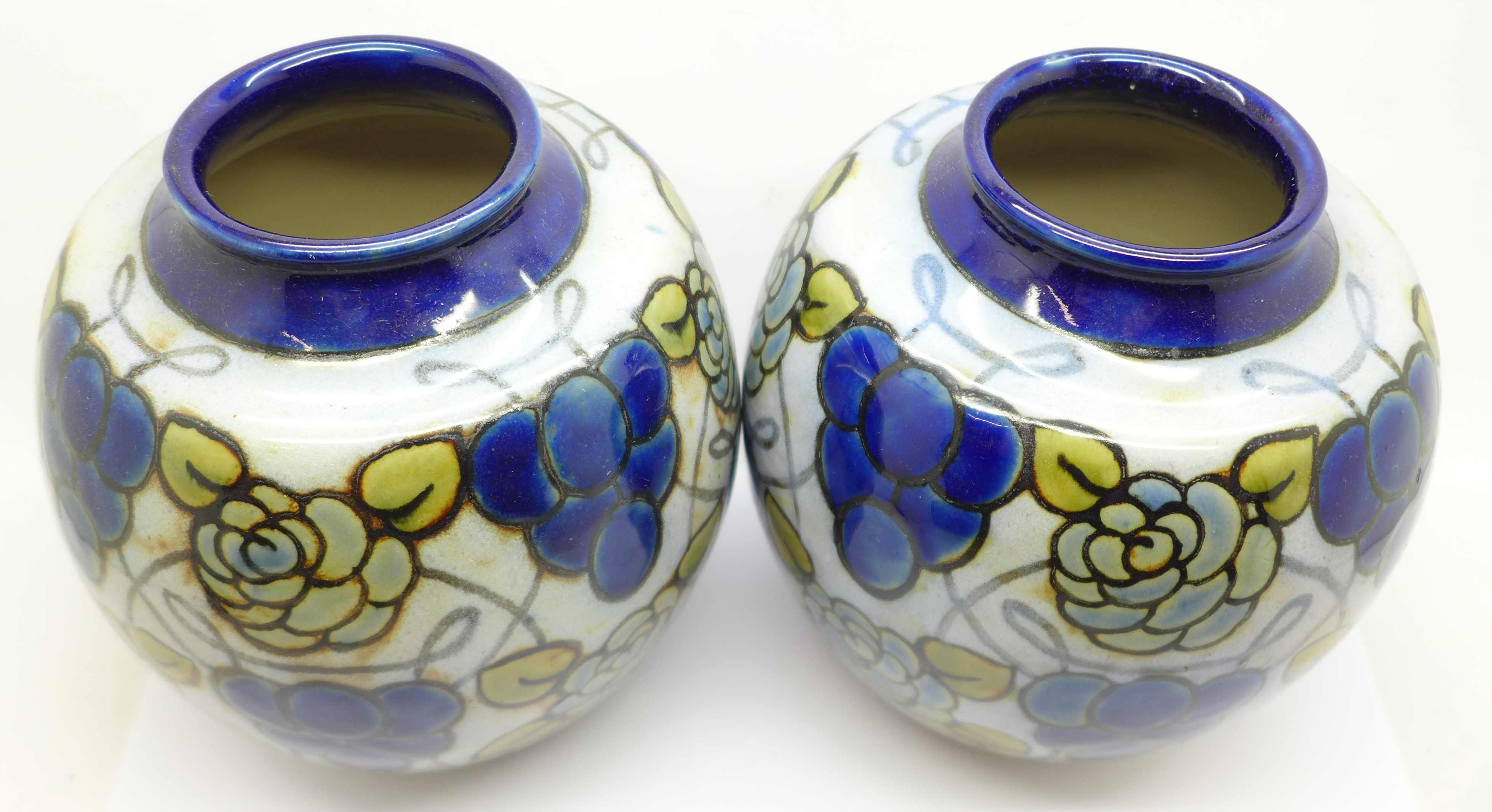 A pair of Royal Doulton stoneware vases, 14cm - Bild 2 aus 4