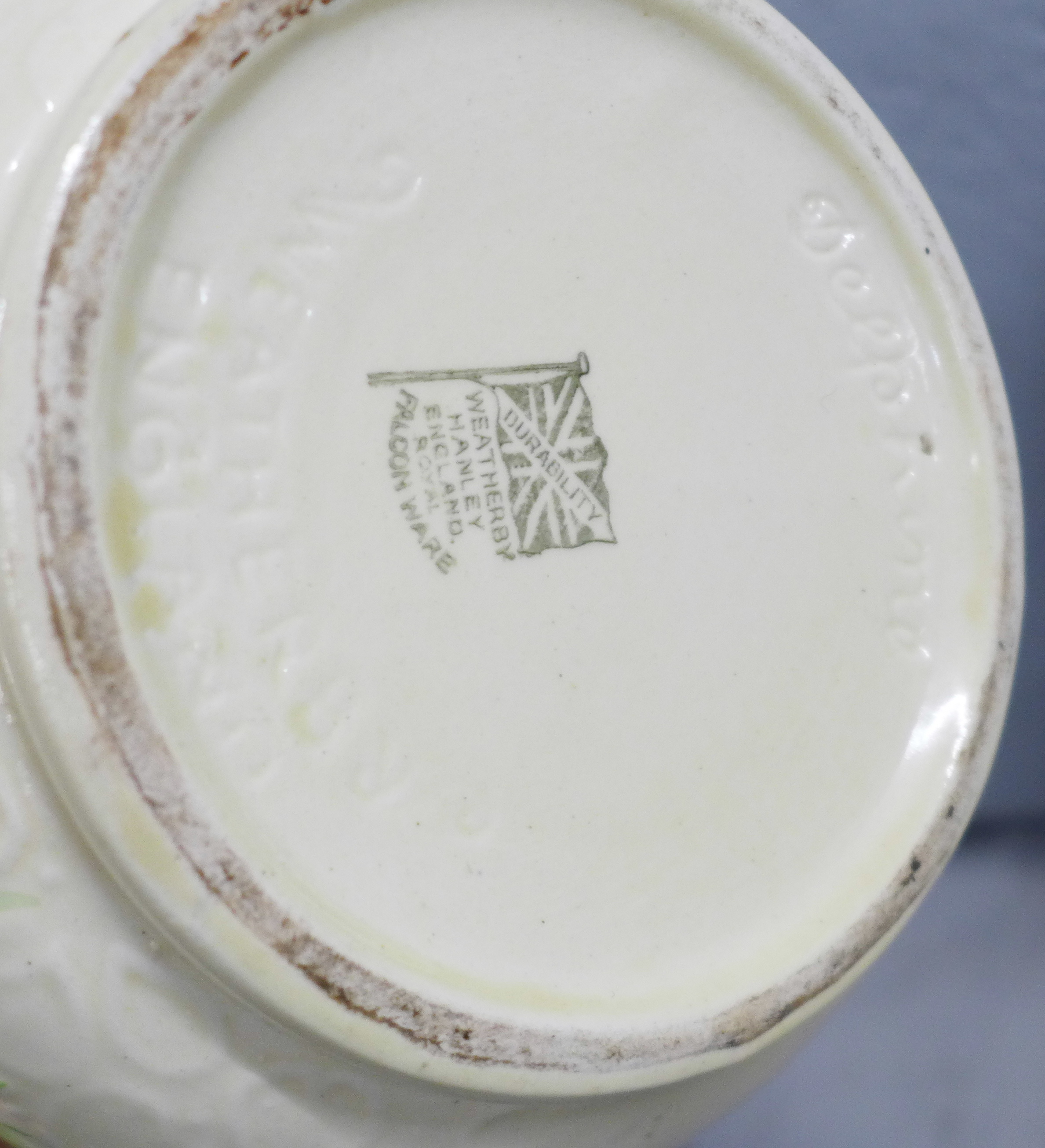 A Beswick milk jug and bowl, a Royal Staffordshire biscuit barrel, a Beswick hat shaped wall - Bild 4 aus 5