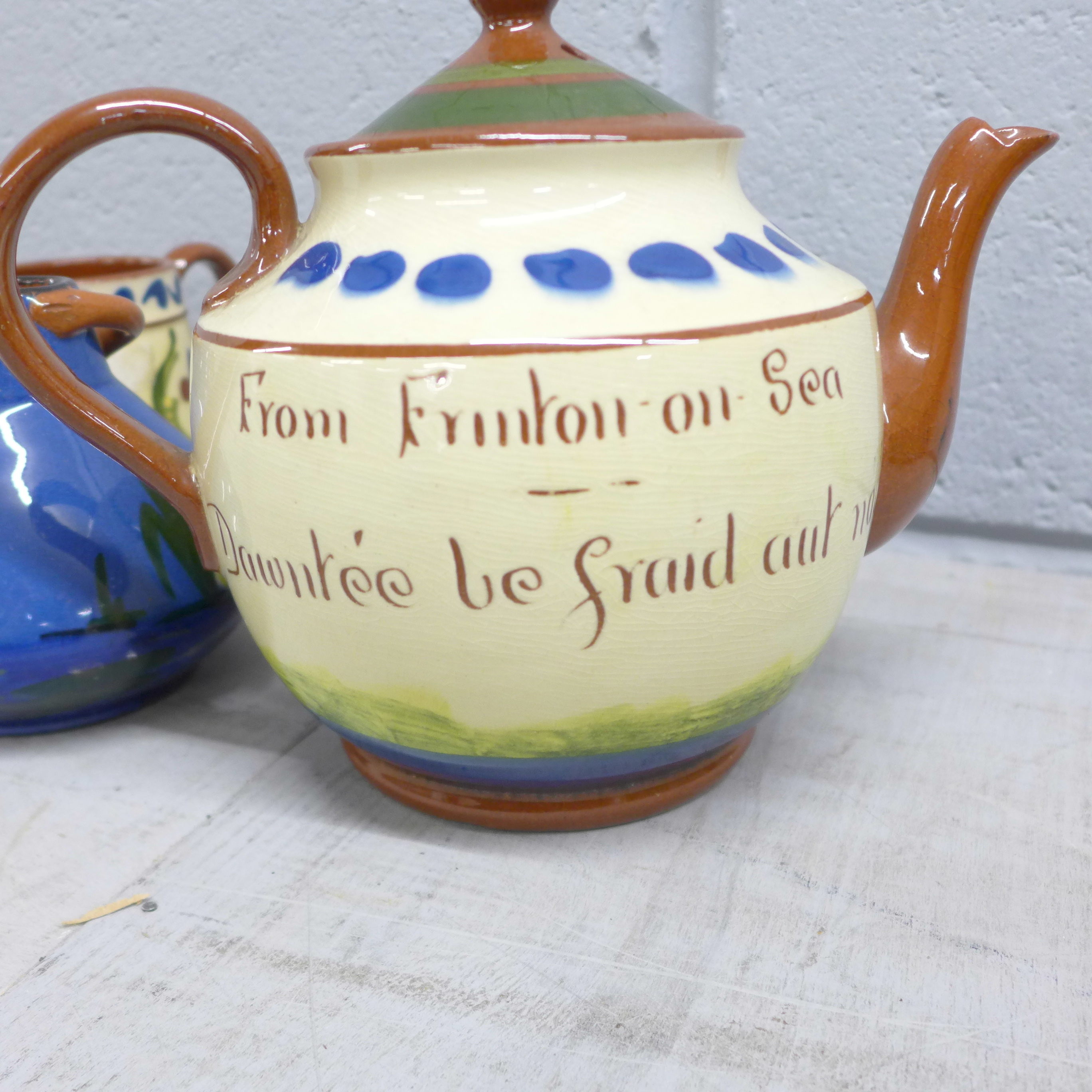 A large collection of Devon and Torquay Motto ware pottery, over thirty pieces, some a/f - Bild 3 aus 3