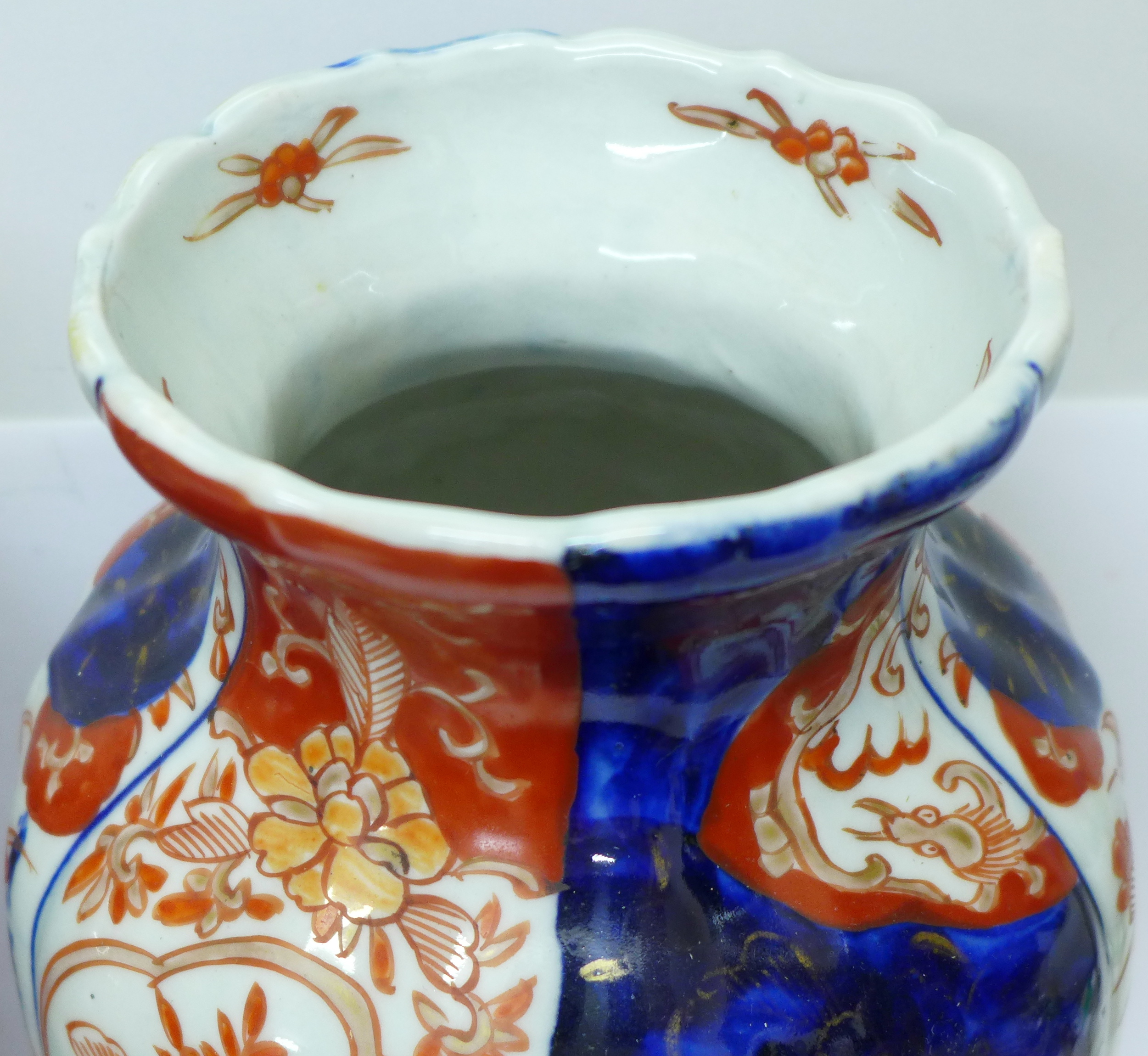 A pair of Imari vases, 30cm - Image 3 of 4