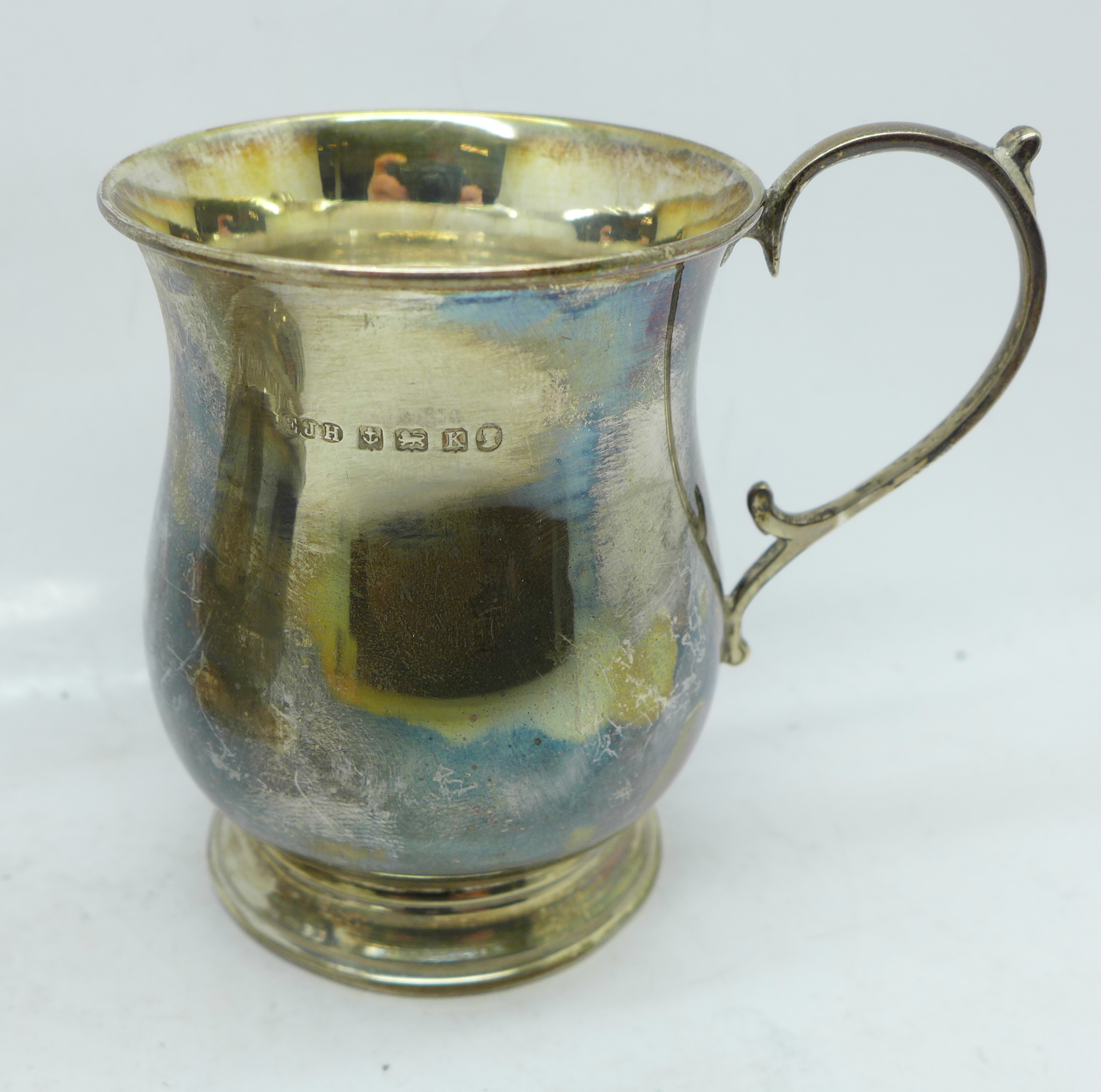 Two silver mugs, one 141g and inscribed '1938', and one 56g - Bild 3 aus 5