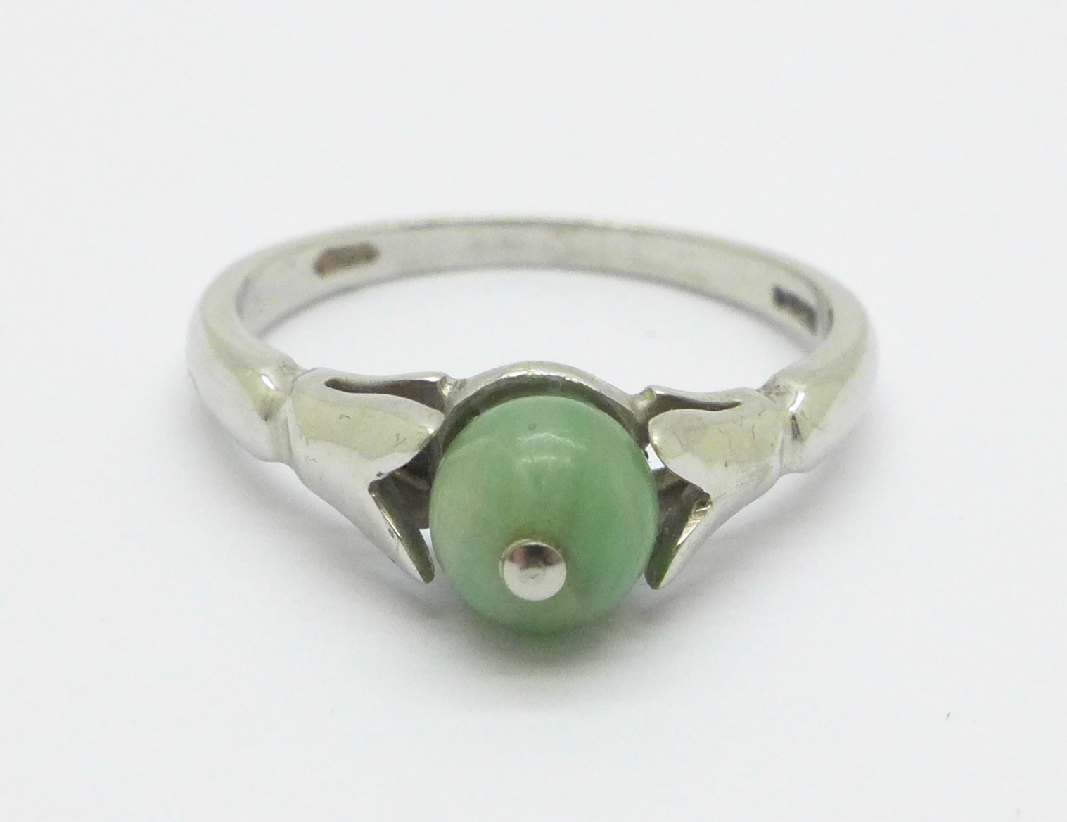 A 9ct white gold and jade ring, 2.5g, M