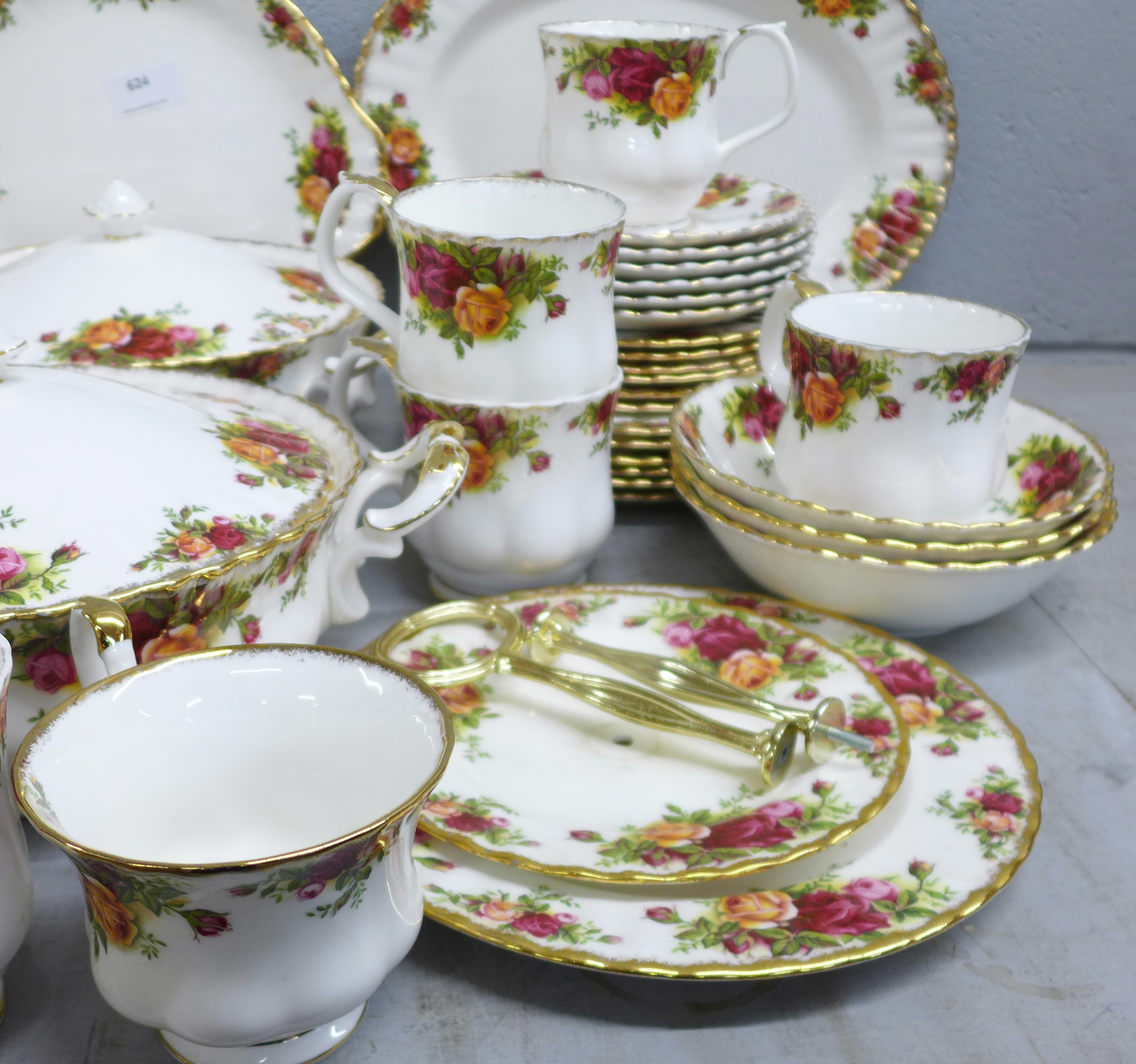 Royal Albert Old Country Roses tea and dinnerwares, two tureens, six large dinner plates, oval - Image 4 of 5