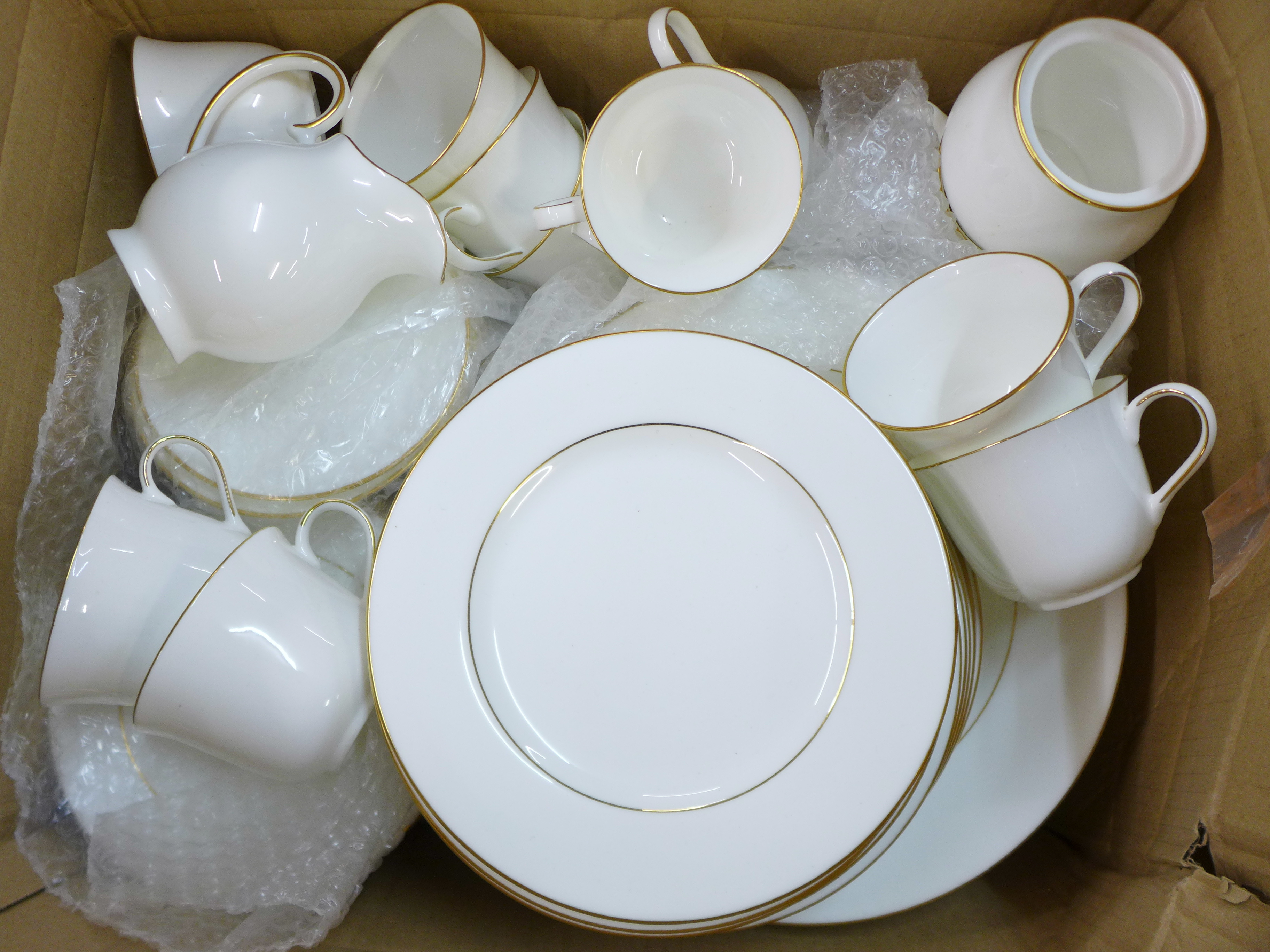 Royal Doulton Signature Gold tea and dinnerwares **PLEASE NOTE THIS LOT IS NOT ELIGIBLE FOR