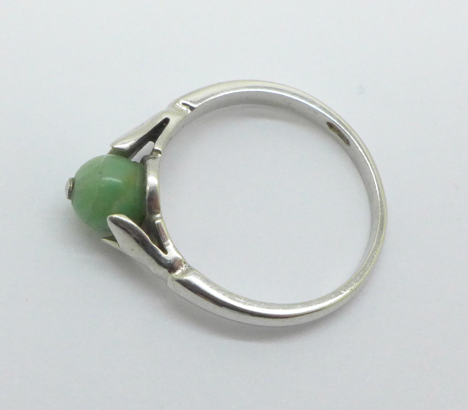 A 9ct white gold and jade ring, 2.5g, M - Image 3 of 3