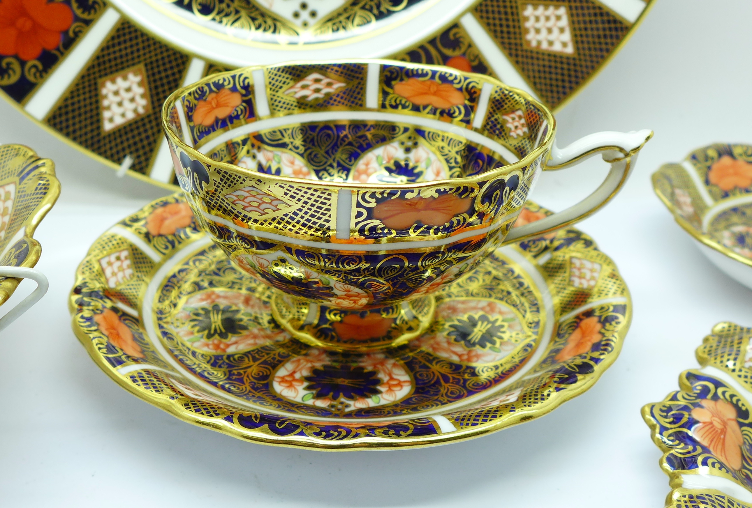 A Royal Crown Derby 1128 dinner plate, cup and saucer, two pin trays and a small dish - Bild 2 aus 5