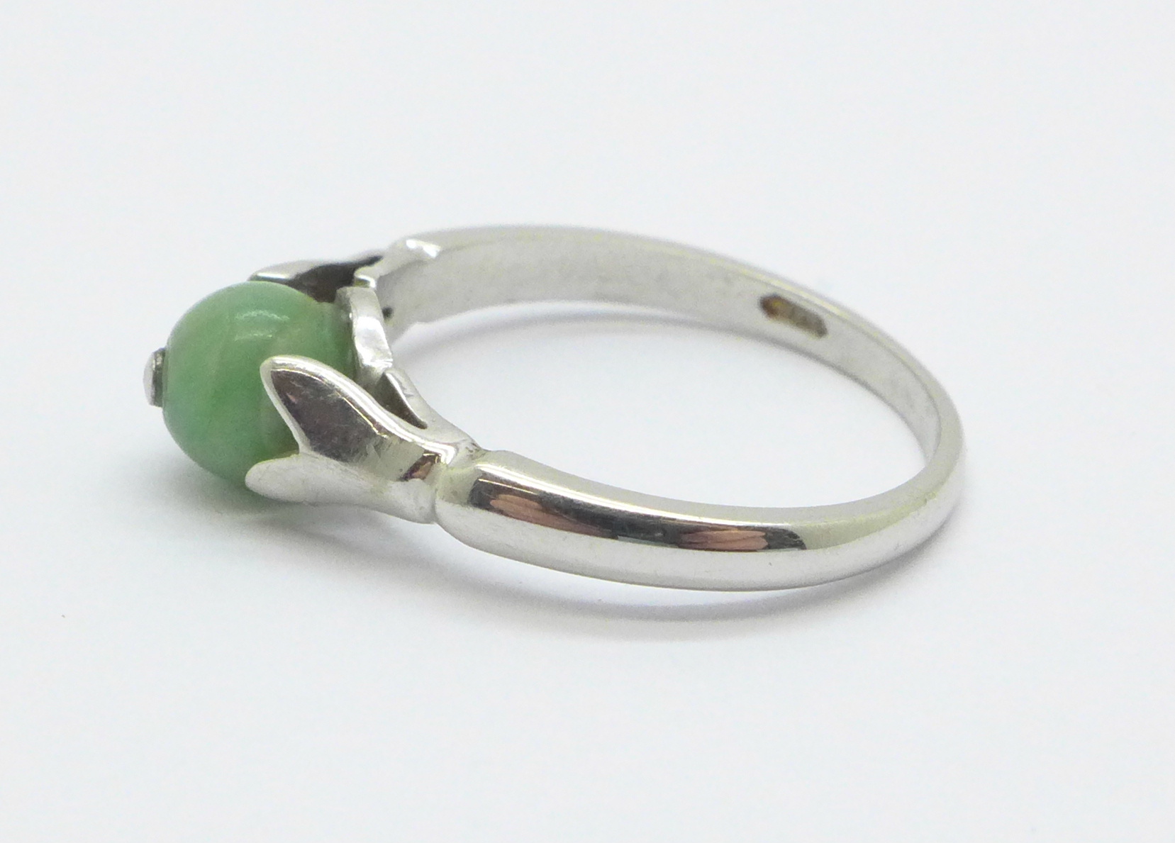 A 9ct white gold and jade ring, 2.5g, M - Image 2 of 3