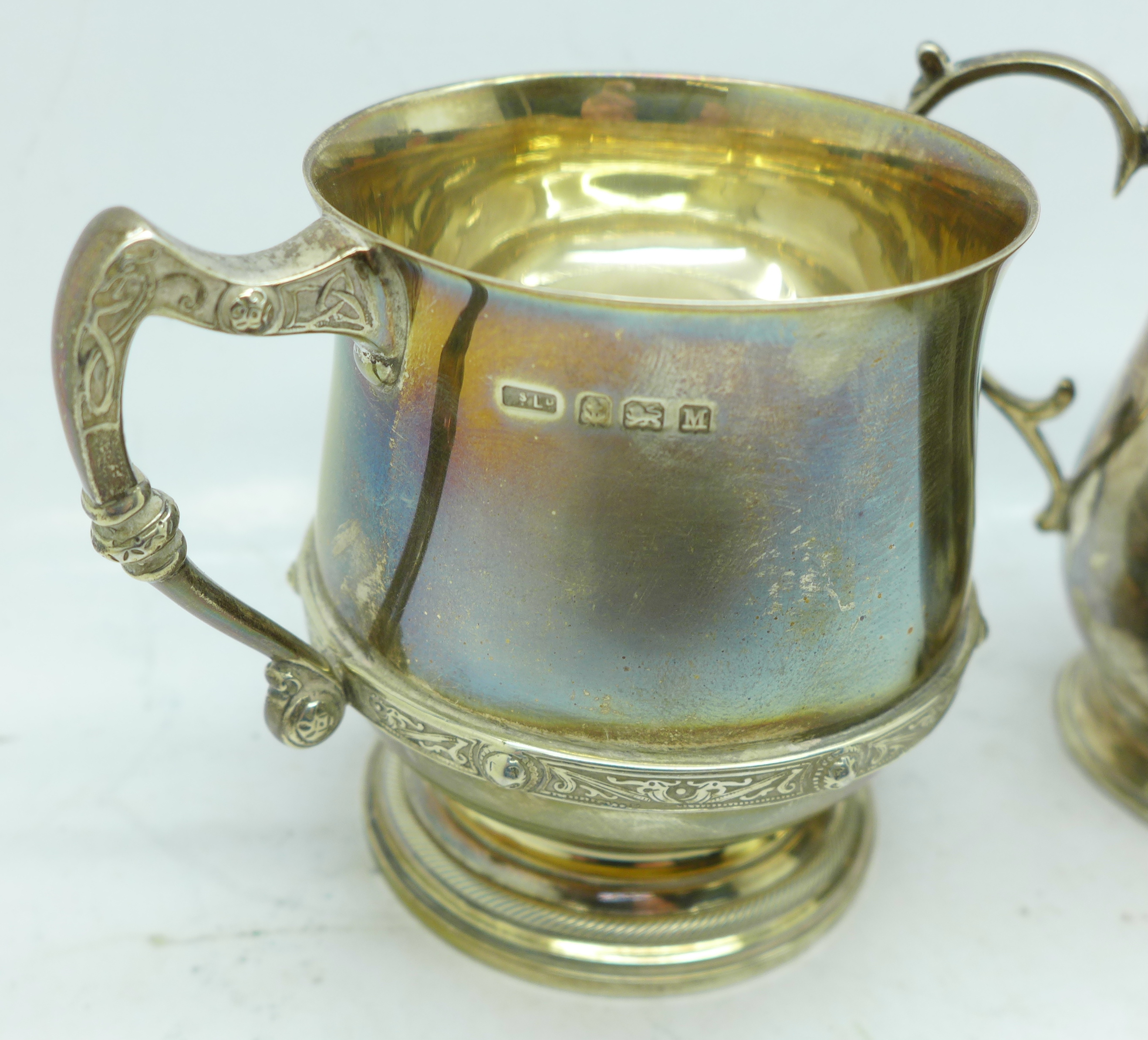 Two silver mugs, one 141g and inscribed '1938', and one 56g - Bild 2 aus 5