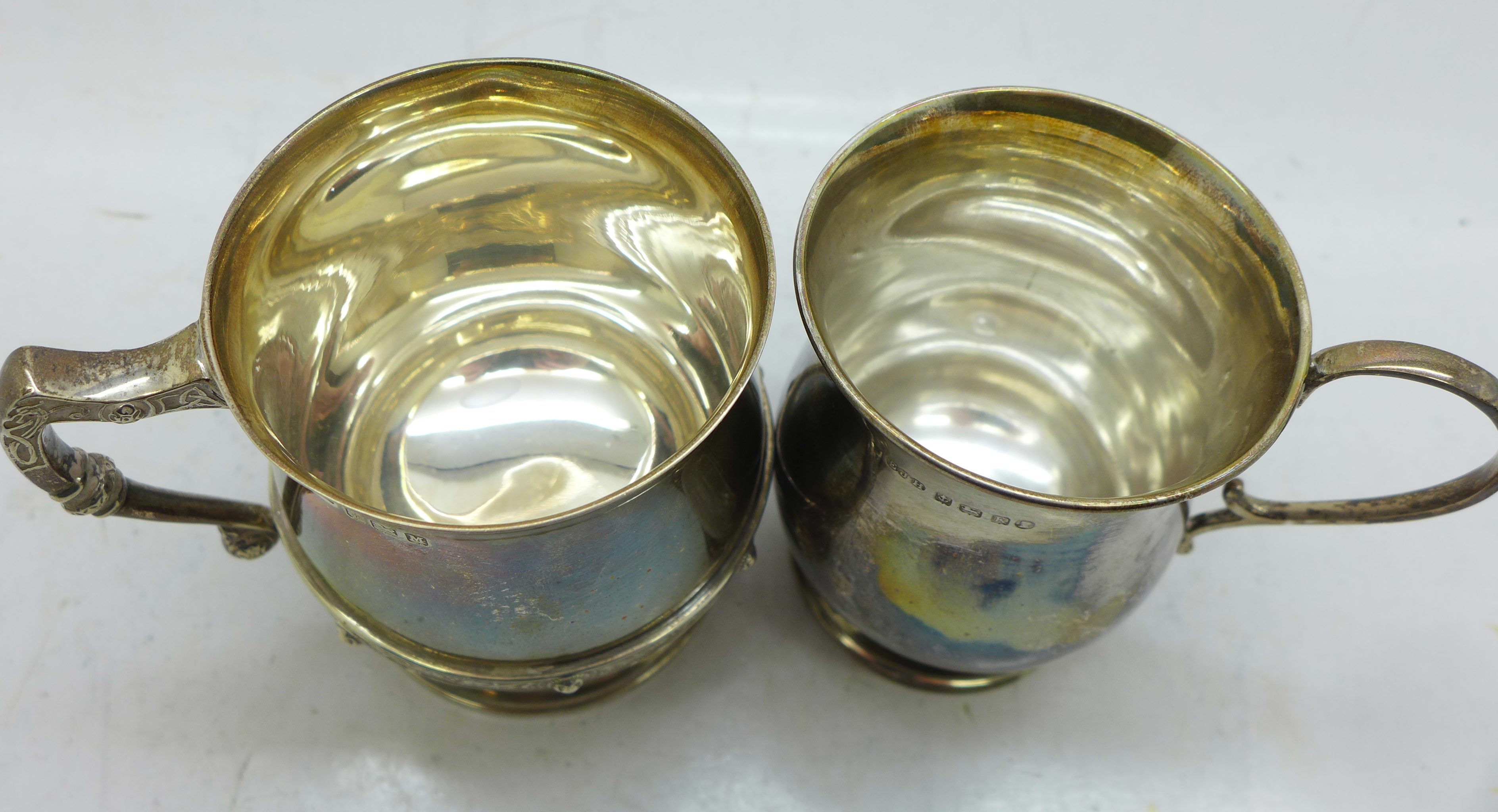 Two silver mugs, one 141g and inscribed '1938', and one 56g - Bild 4 aus 5