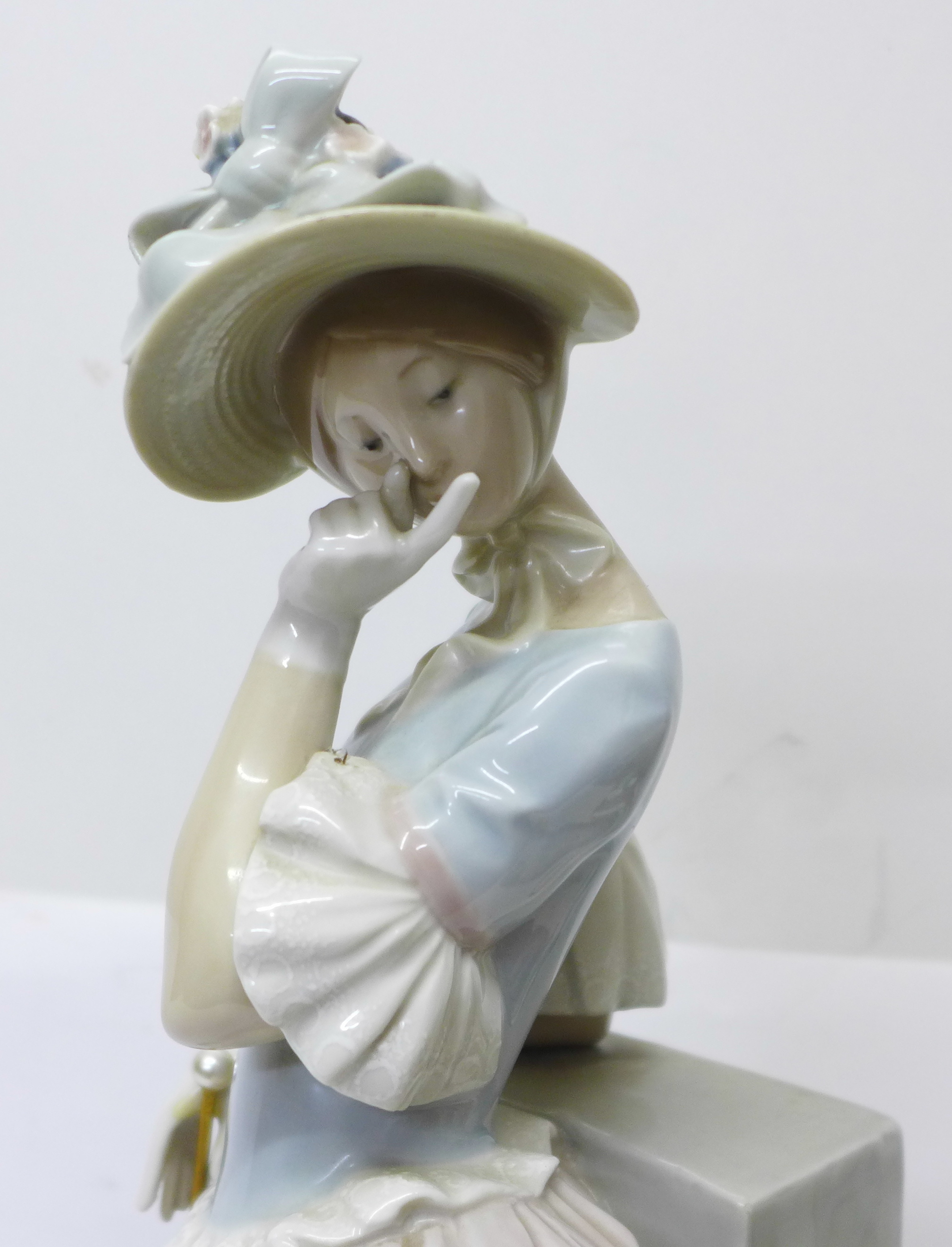 A large Lladro figure of a lady with parasol, 37cm - Bild 2 aus 5