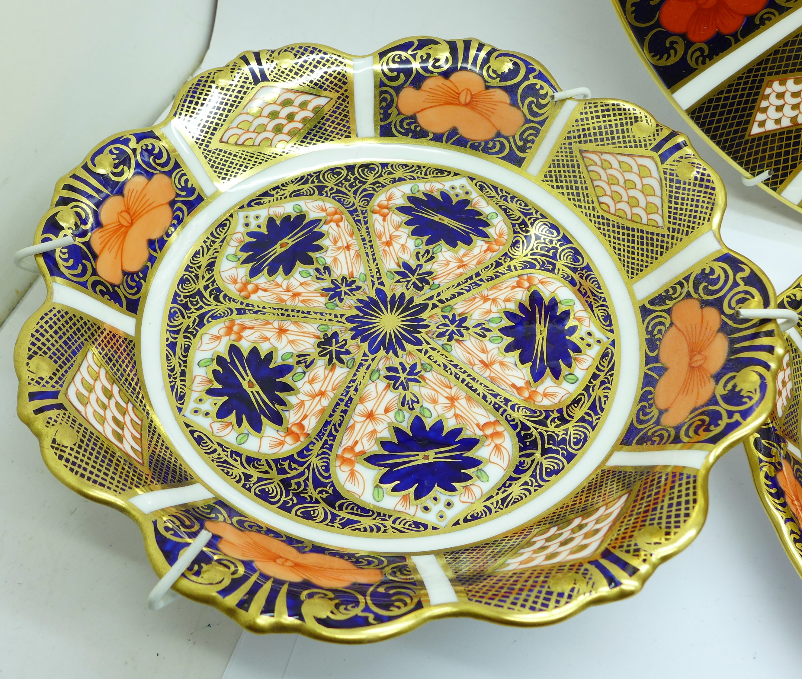 A Royal Crown Derby 1128 dinner plate, cup and saucer, two pin trays and a small dish - Bild 4 aus 5