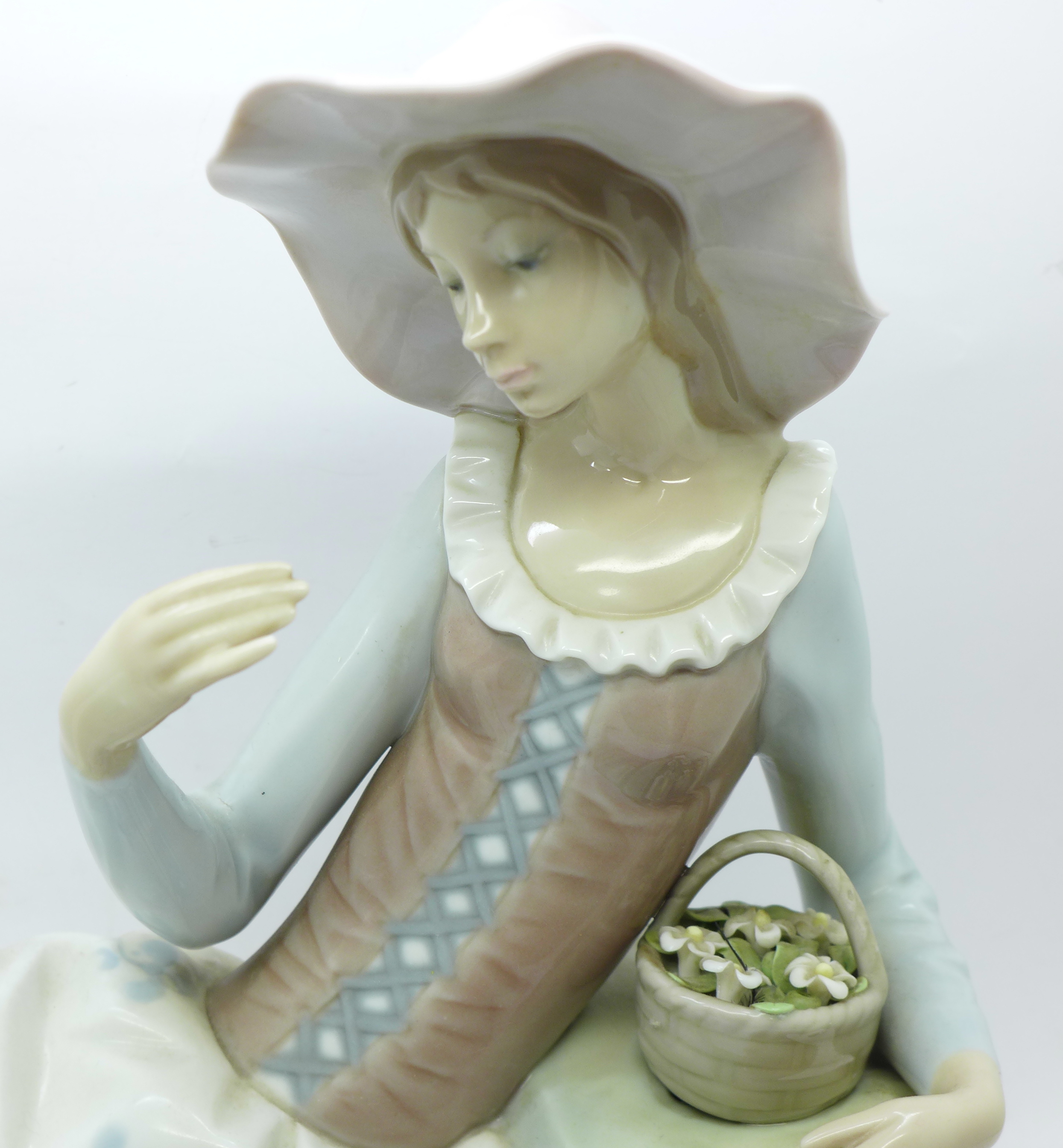 A large Nao figure of a girl reclining, lacking flower from hand - Bild 2 aus 3