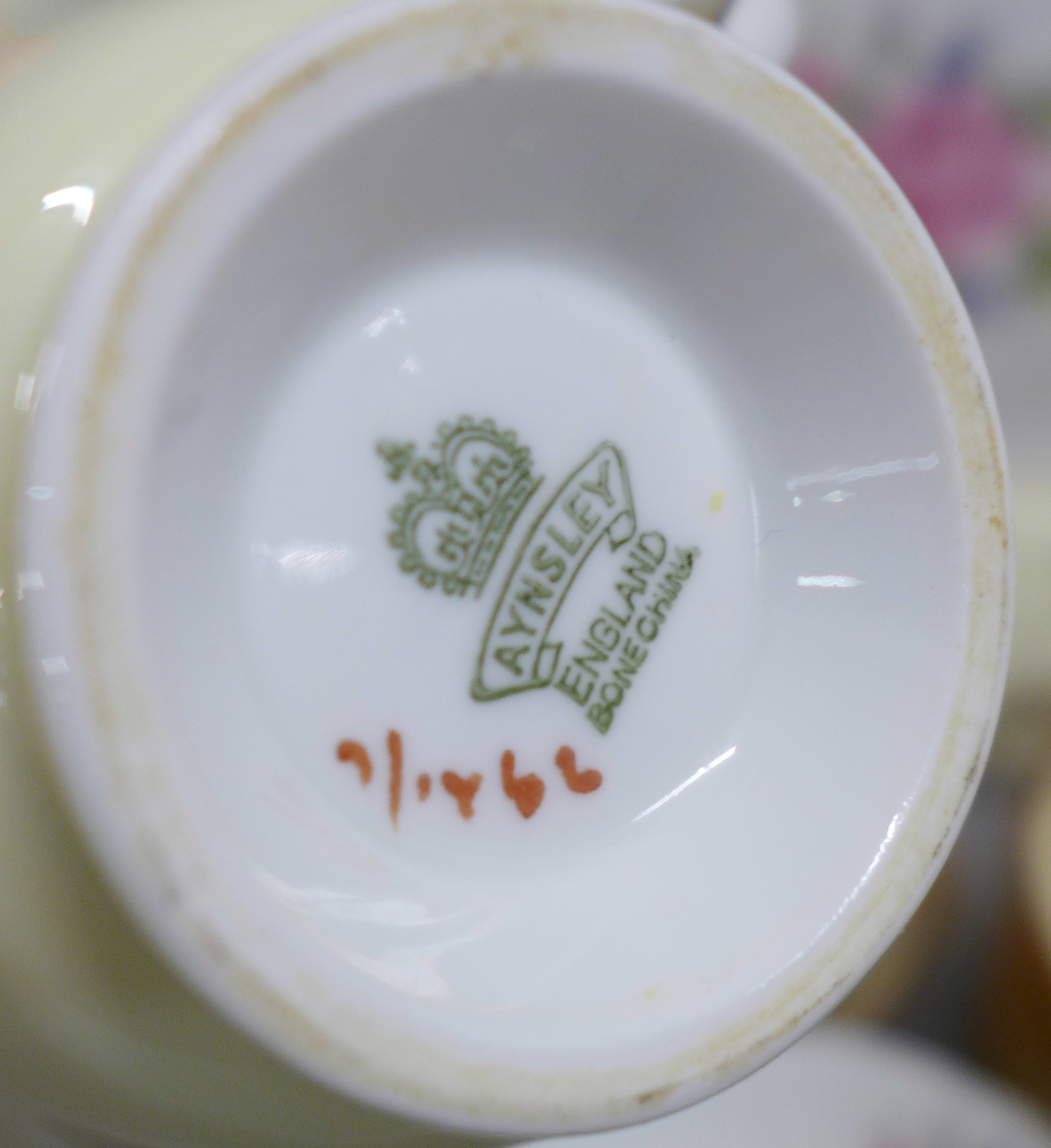 An Aynsley floral cream and gilt twelve setting tea set with hot water pot - Bild 2 aus 2