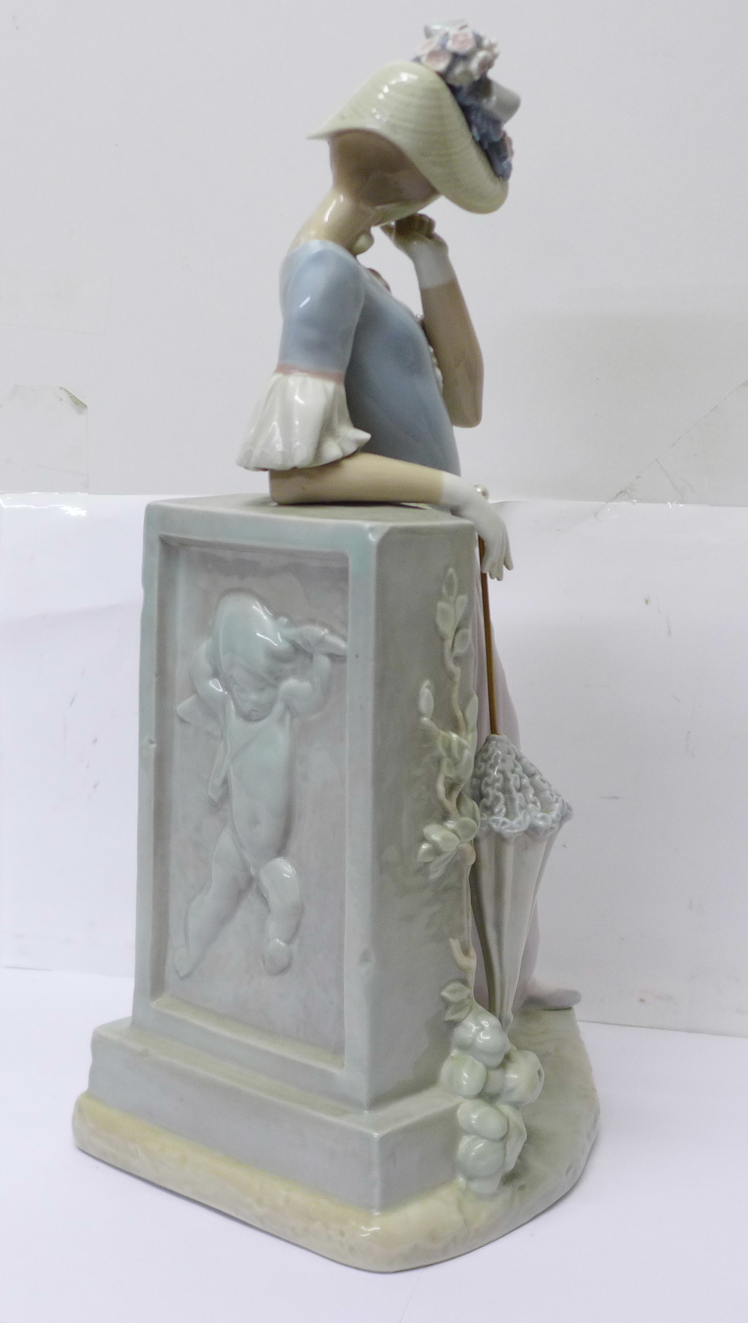 A large Lladro figure of a lady with parasol, 37cm - Bild 3 aus 5