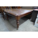 A Victorian mahogany dining table, 75cms h, 125cms w, 147cms l