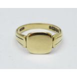 A 9ct gold signet ring, 2.3g, N