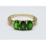 A 9ct gold and green stone ring, 2.2g, N