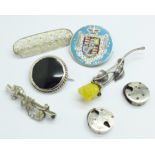 Five silver brooches, one a/f and two silver padlocks, 38g